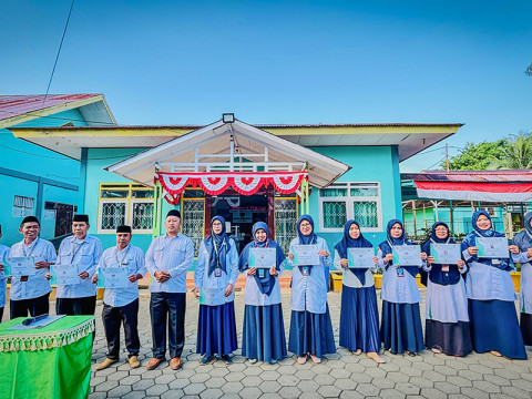 MTsN 1 MALUKU TENGAH BERI PENGHARGAAN ATAS DEDIKASI DAN KINE