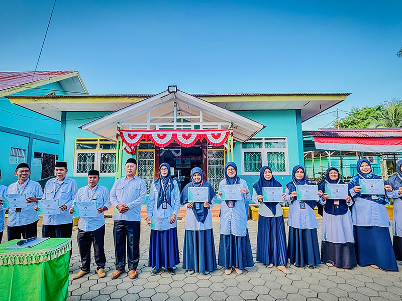 MTsN 1 MALUKU TENGAH BERI PENGHARGAAN ATAS DEDIKASI DAN KINERJA TERBAIK GURU