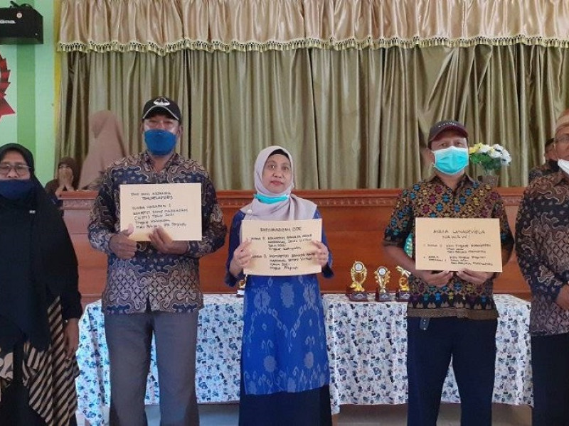 MTsN. 1 Maluku Tengah mengadakan rapat dengan orang tua siswa sekaligus pembagian hasil belajar siswa