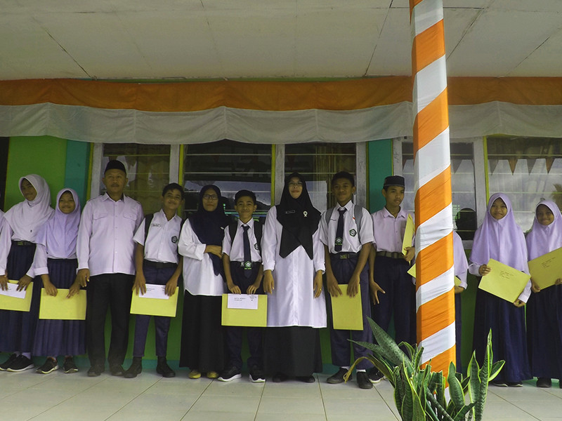 PENYERAHAN PIAGAM PENGHARGAAN  GERAK JALAN INDAH DAN FESTIVAL SENI MADRASAH MTSN 1 MALUKU TENGAH