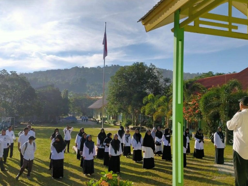 Kegiatan Apel pagi guru dan pegawai MTsN. 1 Maluku Tengah
