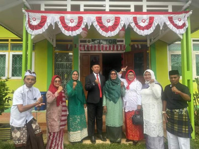 Foto Bersama Dengan Kepala Madrasah MTsN 1 Maluku Tengah
