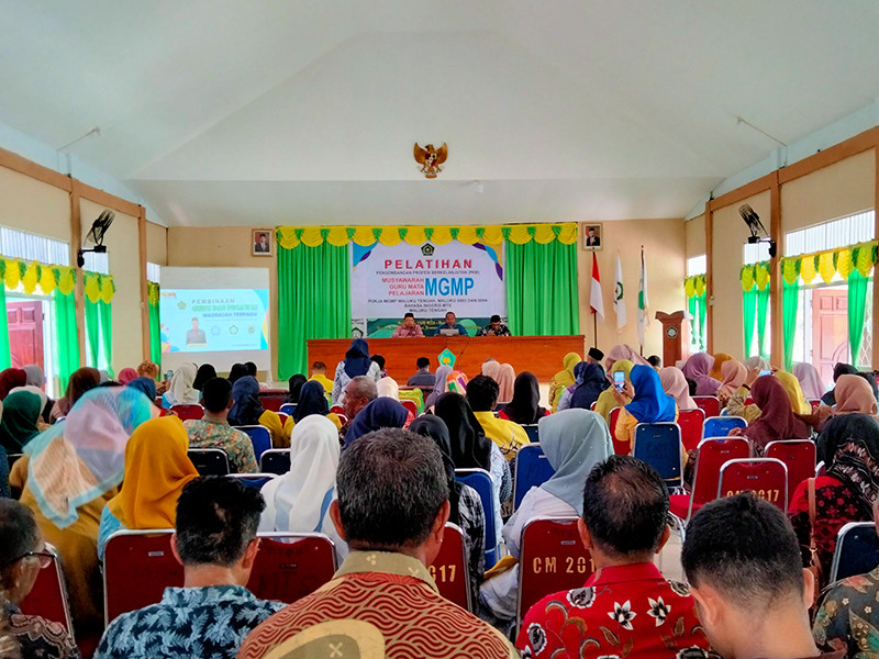 RAPAT MENGENAI PEMBINAAN GURU DAN PEGAWAI MADRASAH TERPADU OLEH KEPALA BIDANG PENDIDIKAN MADRASAH