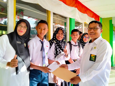 Para Juara Lomba FESTIVAL SENI MADRASAH MTSN 1 MALUKU TENGAH