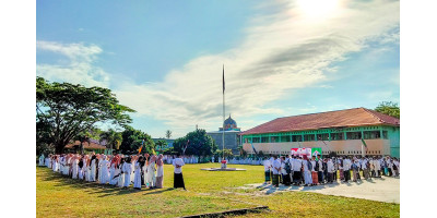Upacara Bendera Bersama Keluarga Besar Madrasah Terpadu Tulehu Menyambut Hari SANTRI Nasional 2023