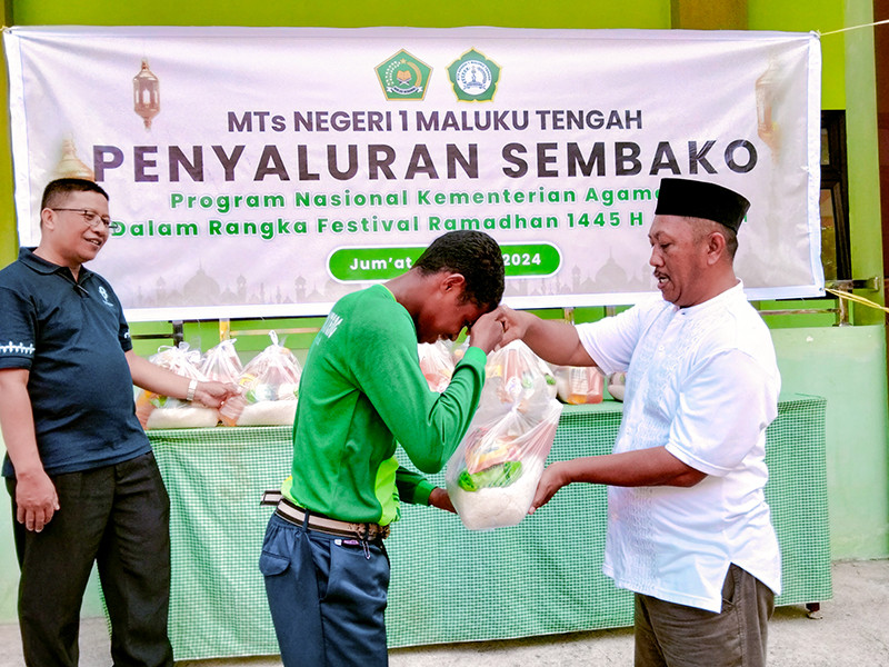 MTs NEGERI 1 MALUKU TENGAH MELAKUKAN PENYALURAN SEMBAKO KEPADA SISWA SISWI TIDAK MAMPU