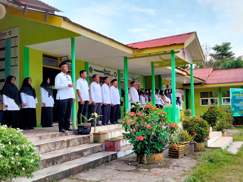 MTsN 1 MALUKU TENGAH GELAR UPACARA BENDERA UNTUK MENUMBUHKAN KEDISIPLINAN