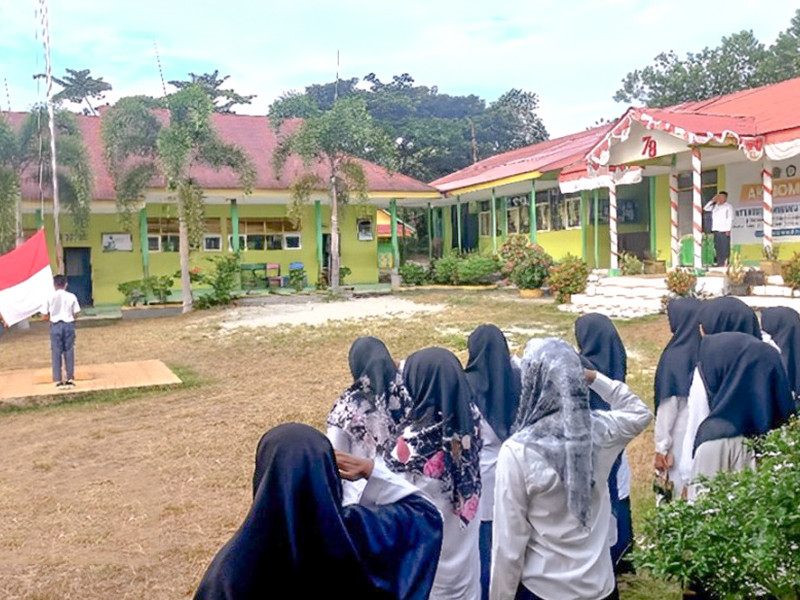 PELAKSANAAN UPACARA BENDERA SERTA PENYERAHAN PIAGAM PENGHARGAAN SATYALENCANA 20 TAHUN & 30 TAHUN