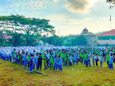 Senam Bersama Keluarga Besar Madrasah Terpadu Tulehu 3