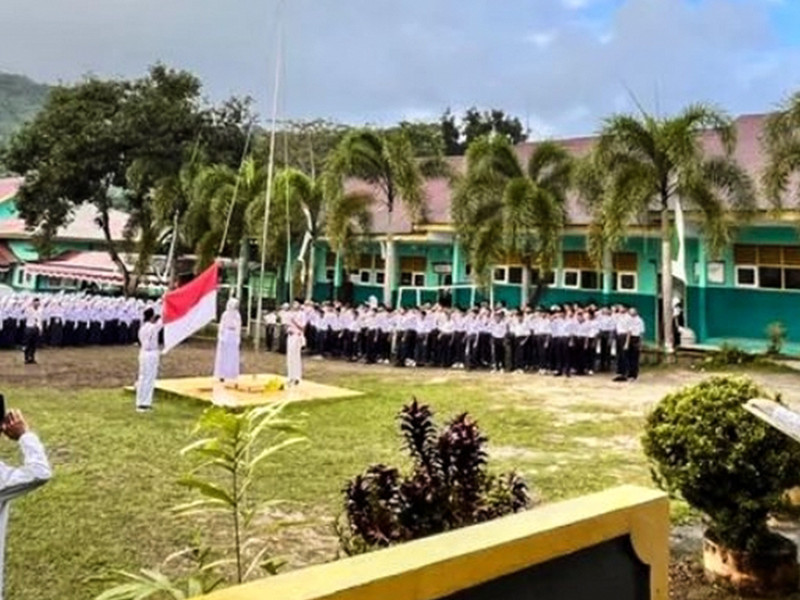 PELAKSANAAN UPACARA BENDERA MTsN 1 MALUKU TENGAH